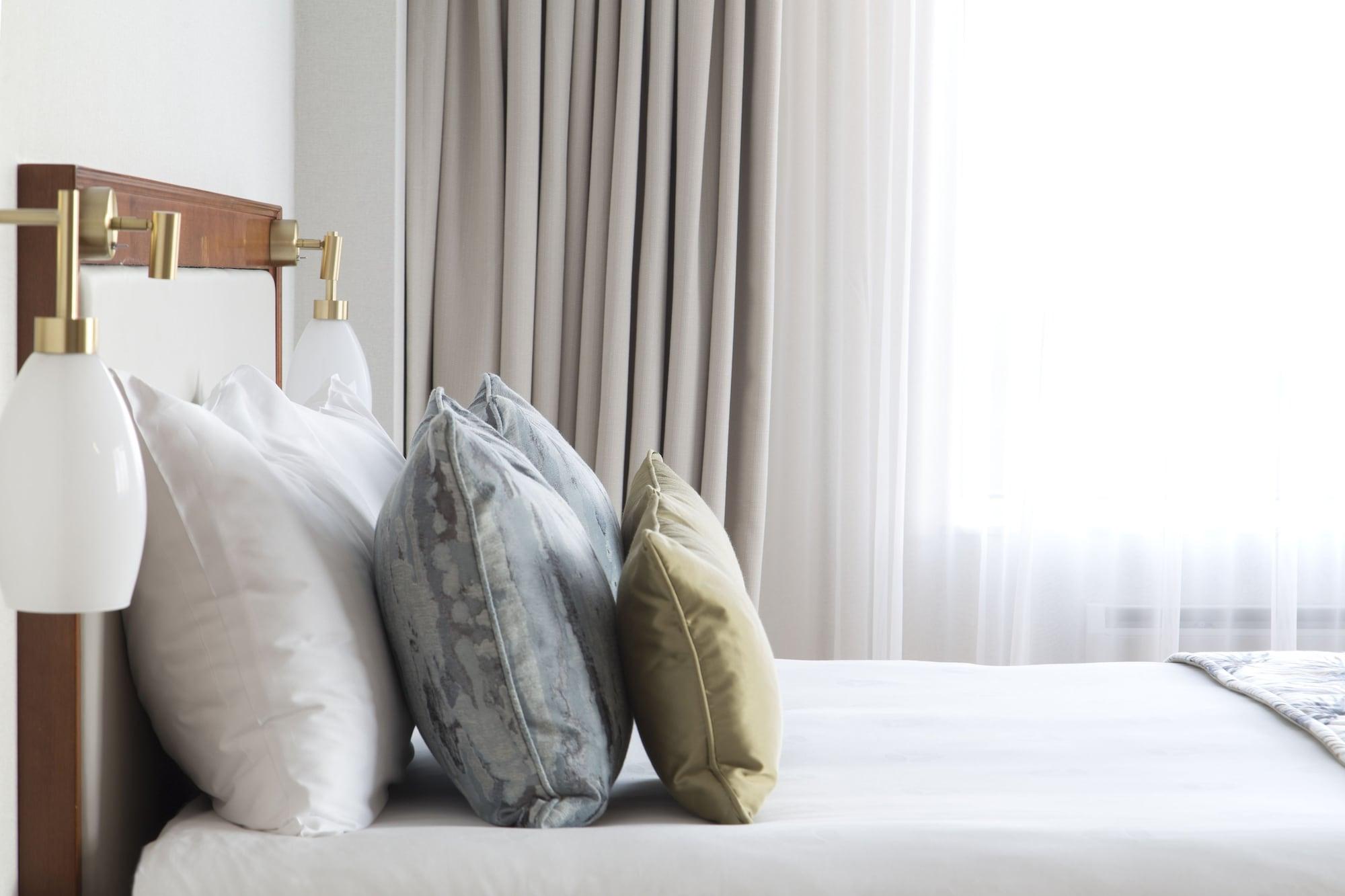 Hotel Okura Amsterdam - The Leading Hotels Of The World Екстер'єр фото A bed with cushions