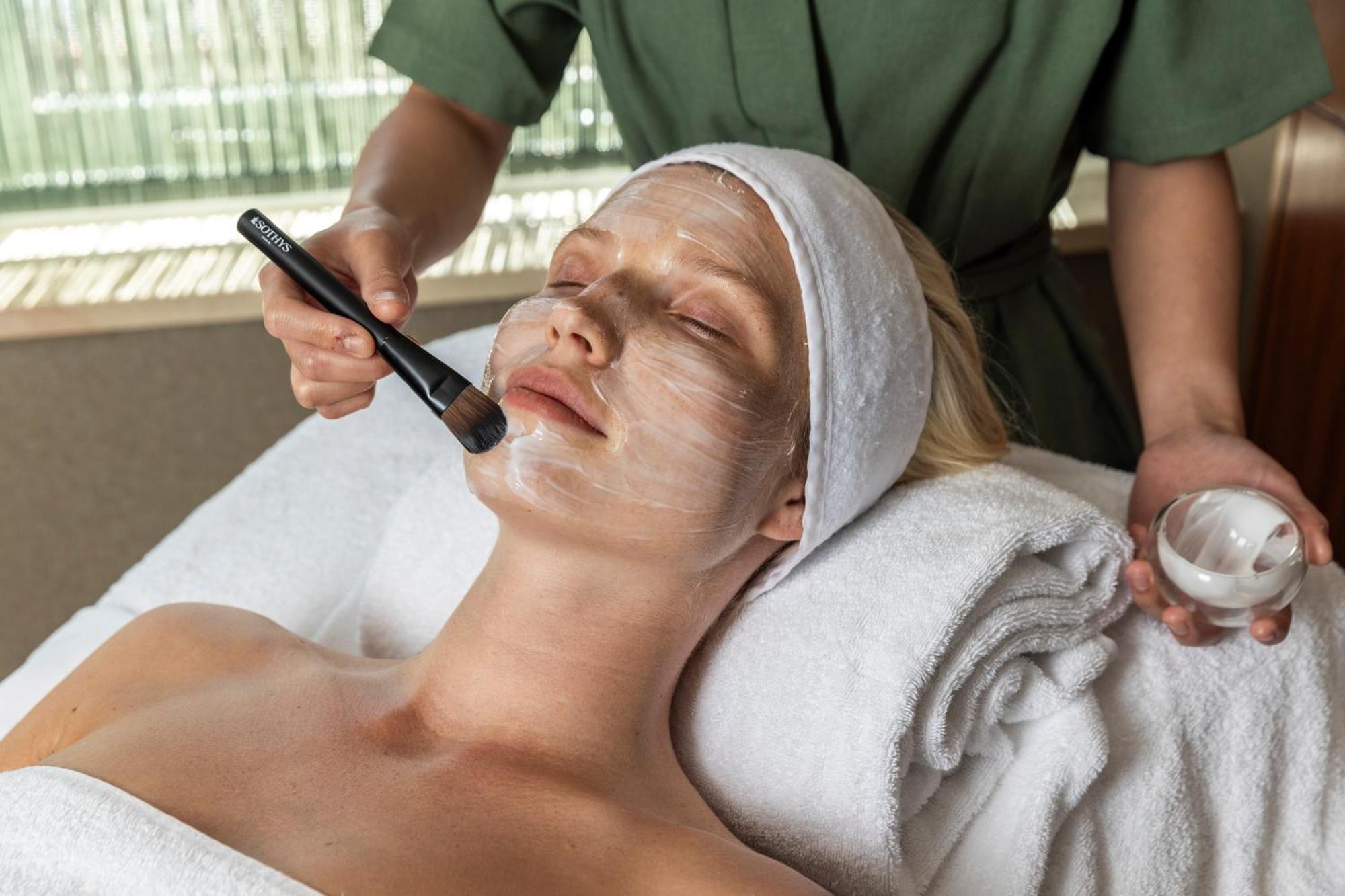 Hotel Okura Amsterdam - The Leading Hotels Of The World Екстер'єр фото A woman receiving a facial treatment