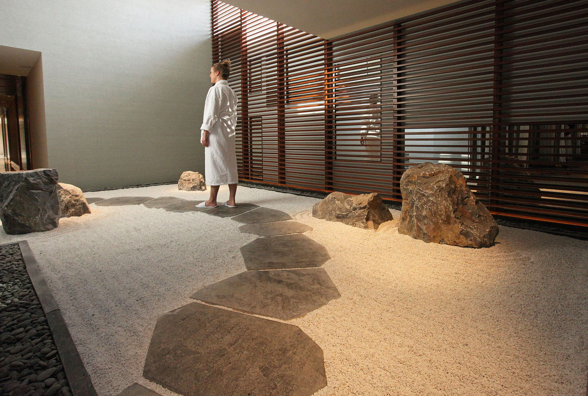 Hotel Okura Amsterdam - The Leading Hotels Of The World Екстер'єр фото A Japanese-style spa at the Four Seasons Hotel, Tokyo